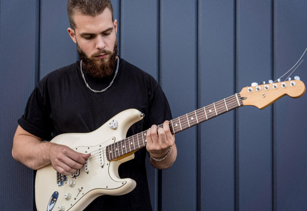 Fases del proceso de fabricación de una guitarra eléctrica.